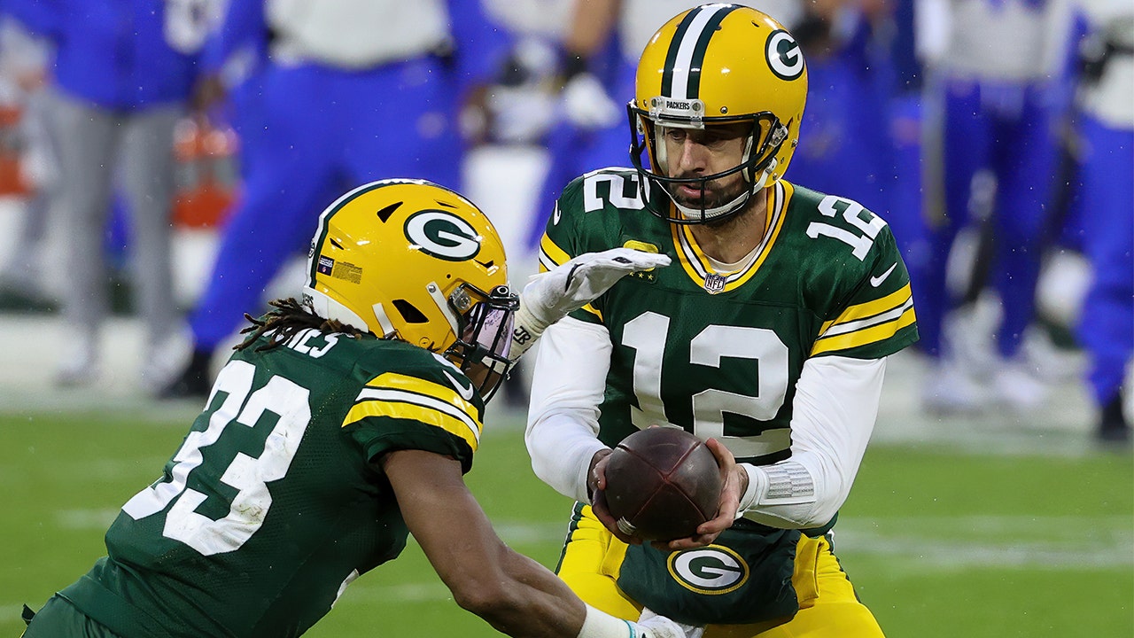 Clay Travis: I trust Aaron Rodgers over Tom Brady to lead his team to a NFC Championship |  FOX BET LIVE