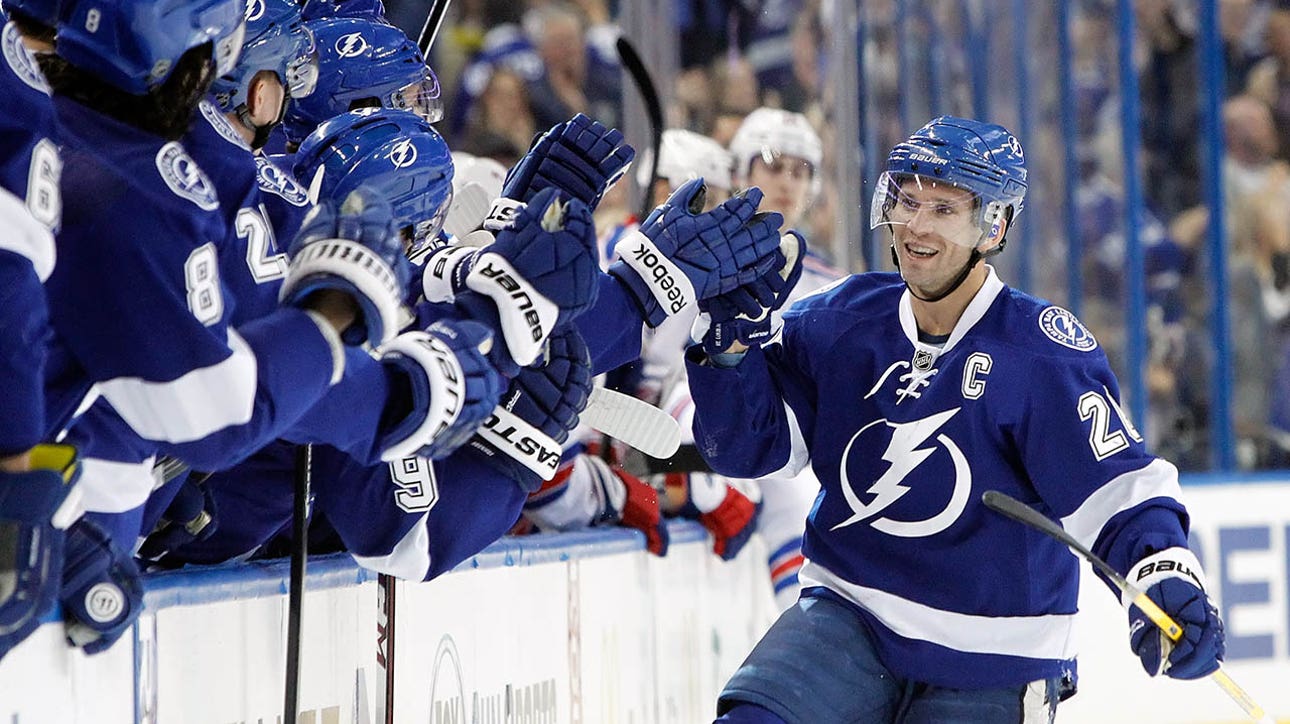 Martin St. Louis honored, leads Lightning to win