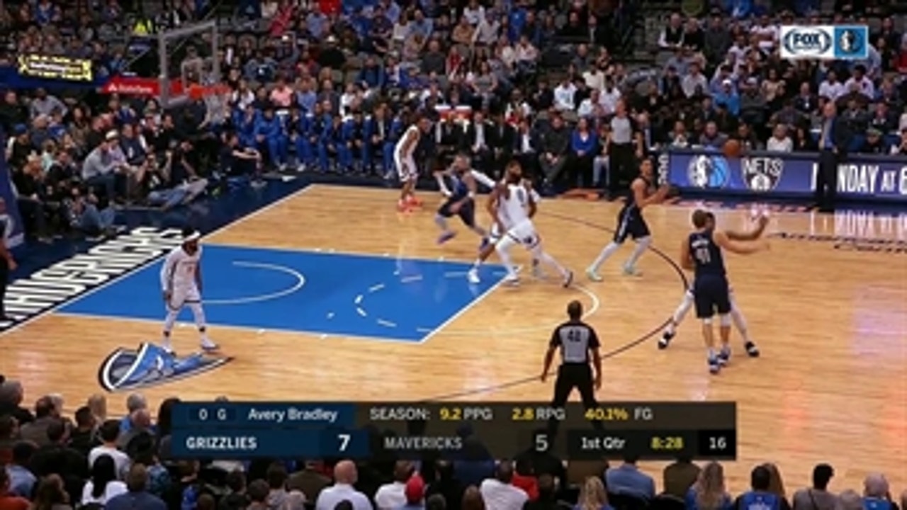 TRICK-PLAY ALERT: Dwight Powell tricks defender with the pivot foot