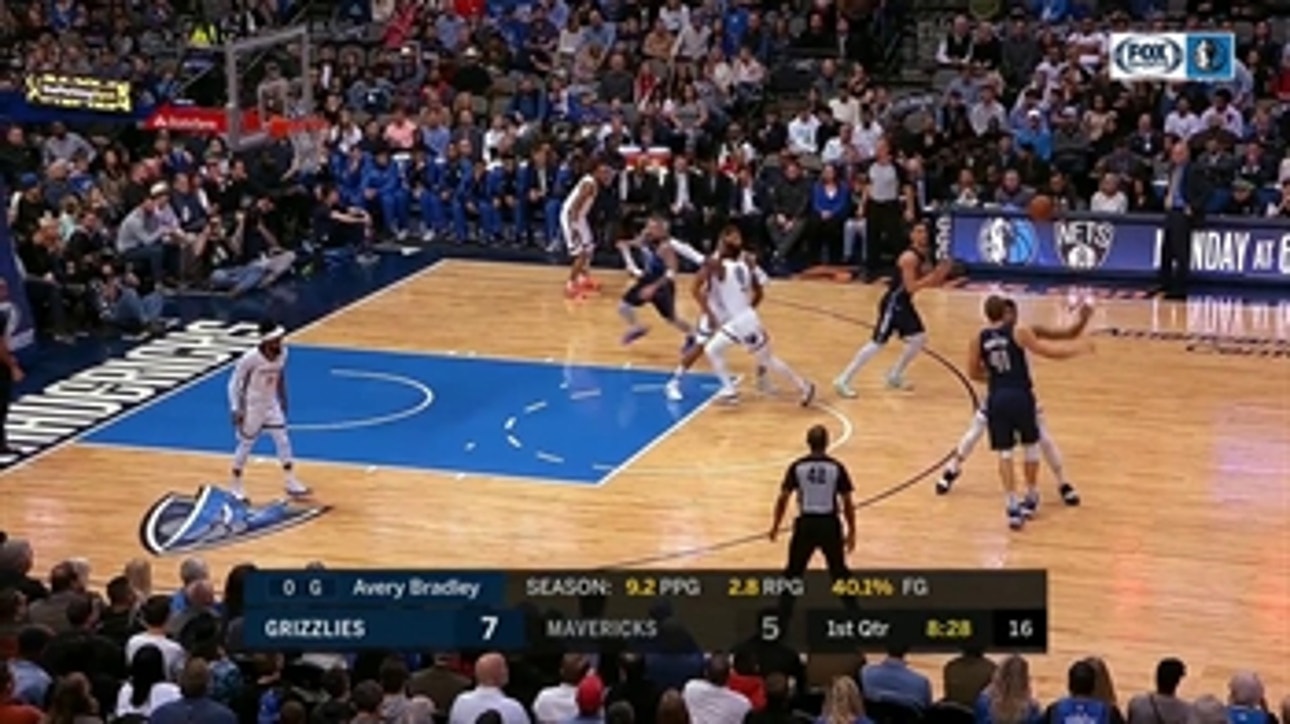 TRICK-PLAY ALERT: Dwight Powell tricks defender with the pivot foot