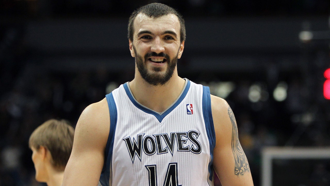 T-Wolves hold off Hawks