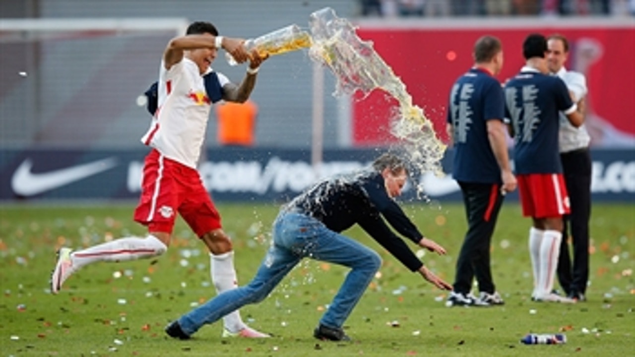 RB Leipzig coach pulls hamstring during beer shower celebration