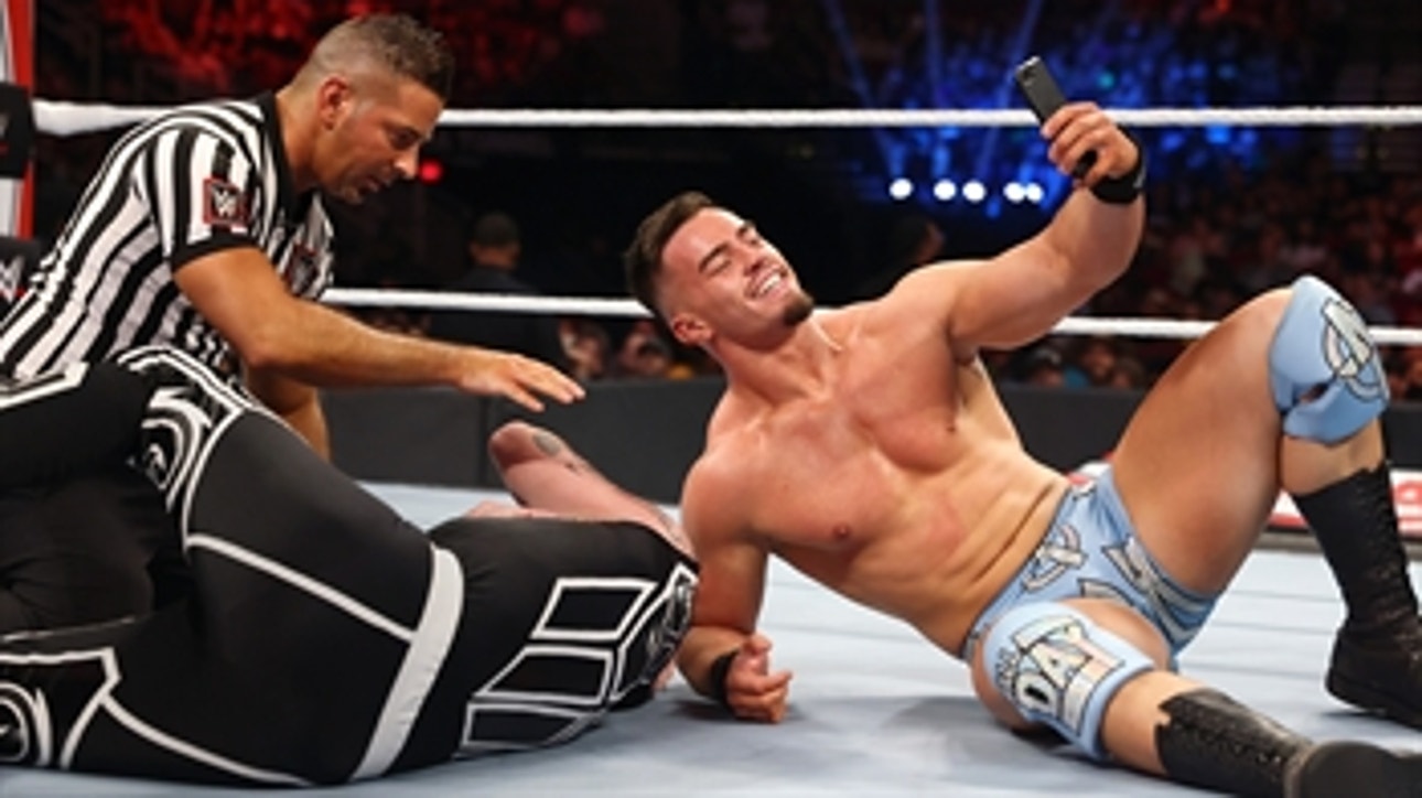 Austin Theory snaps another selfie at the expense of Dominik Mysterio: Raw, Oct. 25, 2021