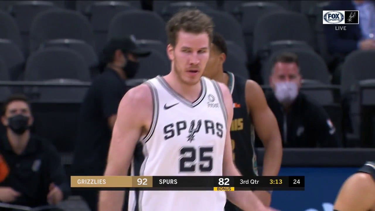 HIGHLIGHTS: Derrick White to Poeltl for the Slam