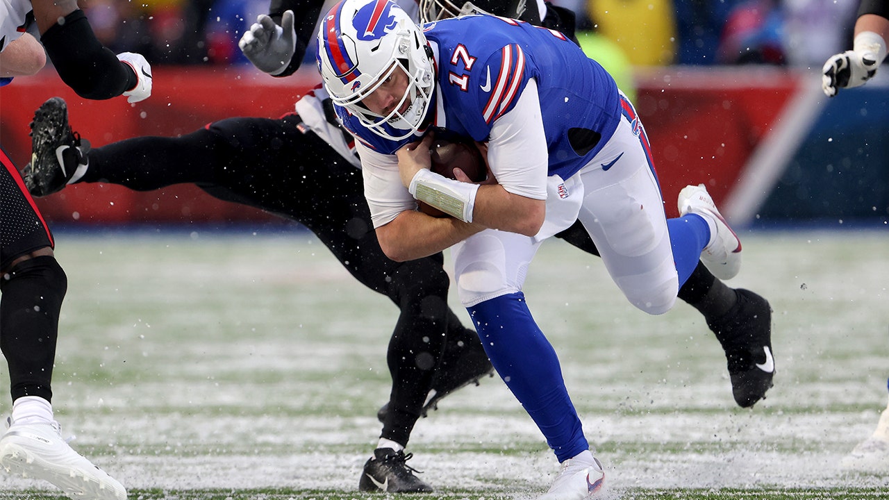 Bills clinch playoff spot behind Allen's two touchdowns, defeat 29-15