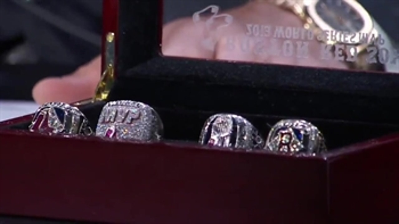 David Ortiz shows off his World Series rings before Game 1, to A-Rod's chagrin