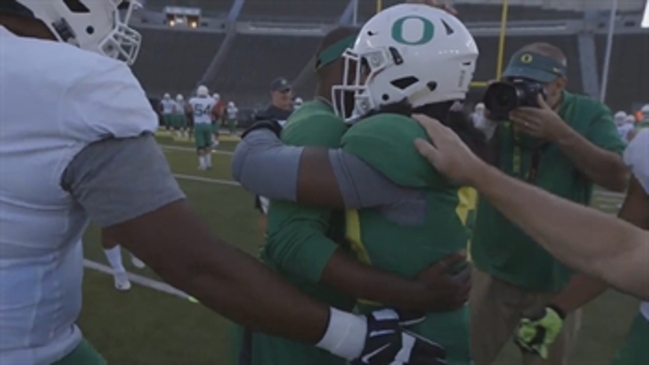 Oregon LB receives surprise scholarship from his mom at practice