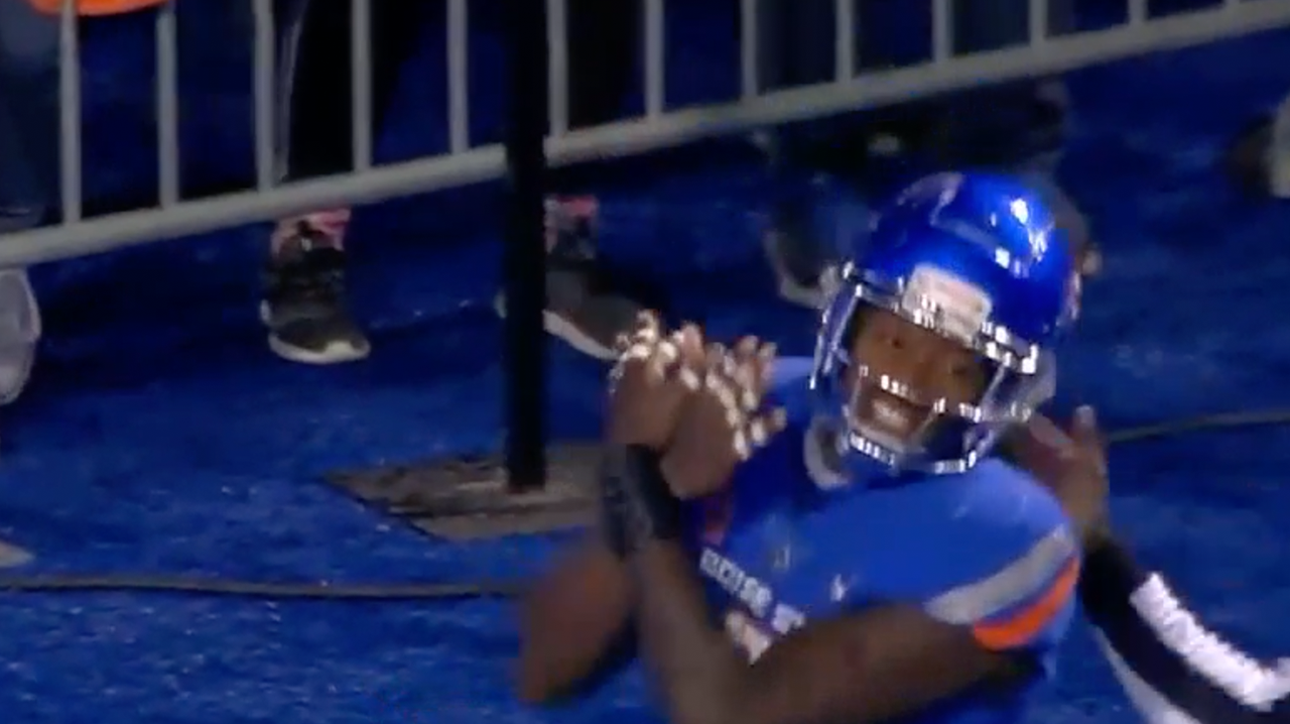Kekaula Kaniho blocks the punt and Tyreque takes it to the house for the touchdown to give Boise State an early lead