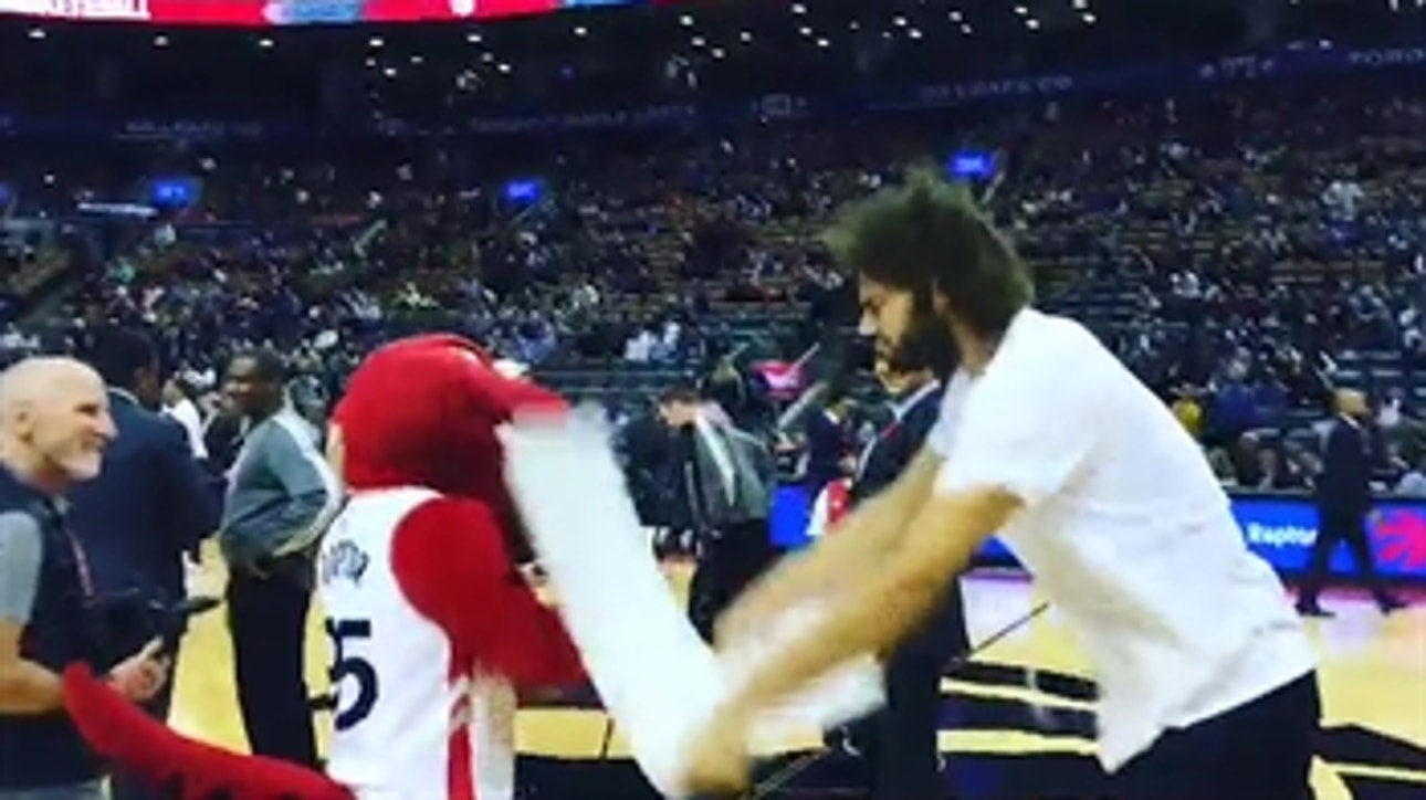 Robin Lopez beats up Raptors' mascot with a poster board