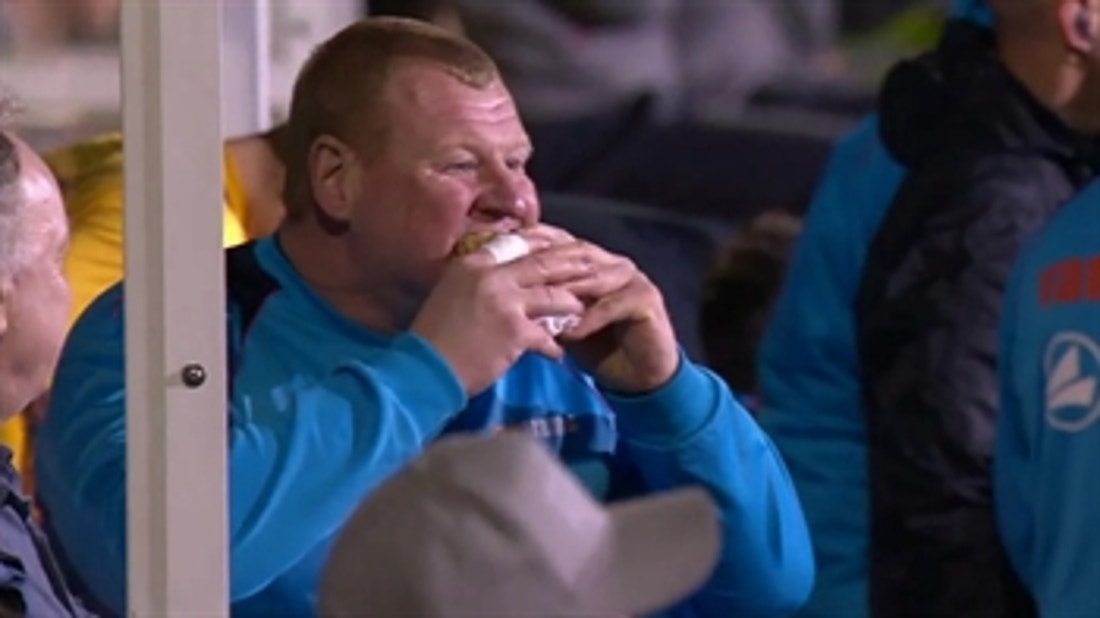 Sutton's backup goalkeeper eats a pie on the sideline ' 2016-17 FA Cup Highlights