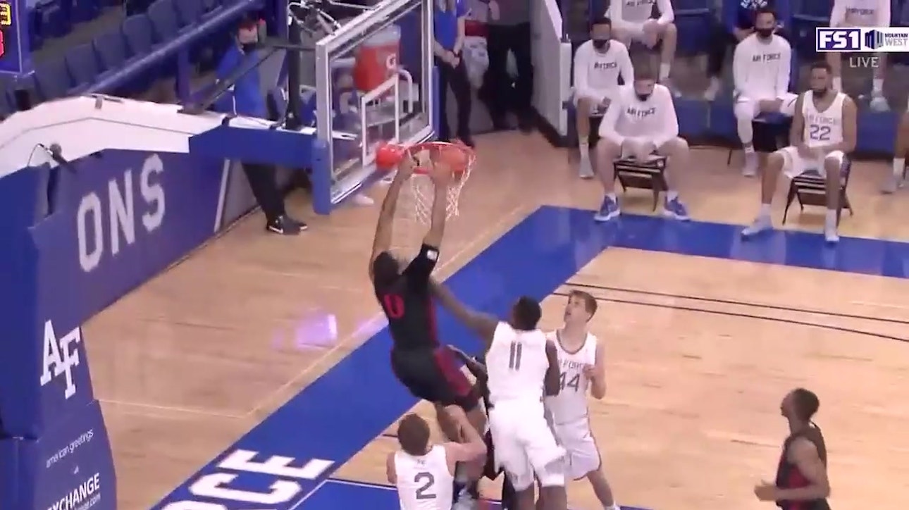 Keshad Johnson throws down monster dunk vs. Air Force to extend SDSU's big lead