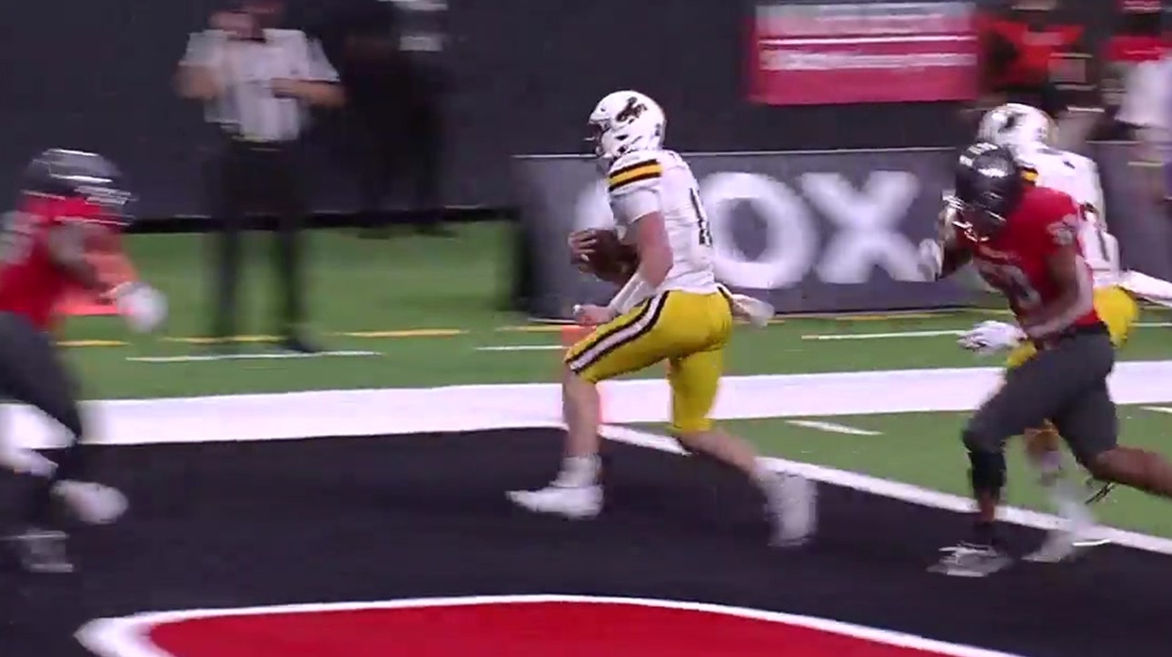 Wyoming QB Eli Williams powers his way to the end zone with 15-yard TD run, take 17-0 lead over UNLV