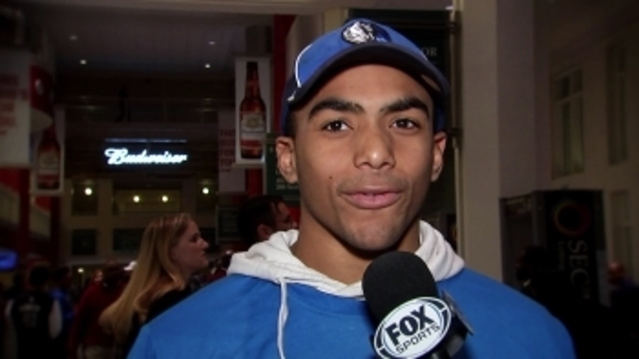 Mavs Insider: Fans try Harrison Barnes Burger