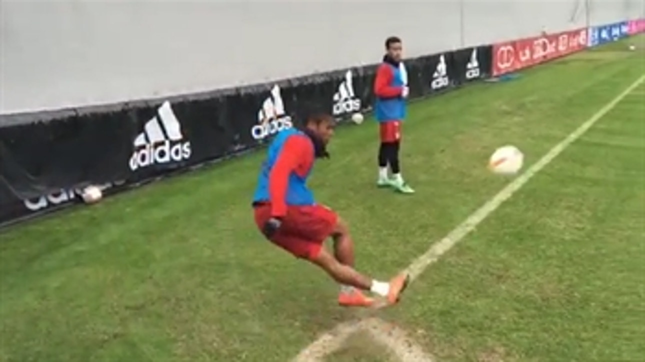 Douglas Costa hits rabona corner kick in training