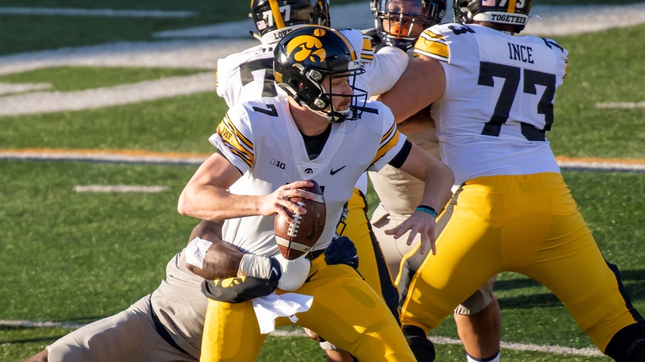 Spencer Petras throws dart to Sam LaPorta for the touchdown narrowing gap with Illinois, 14-7