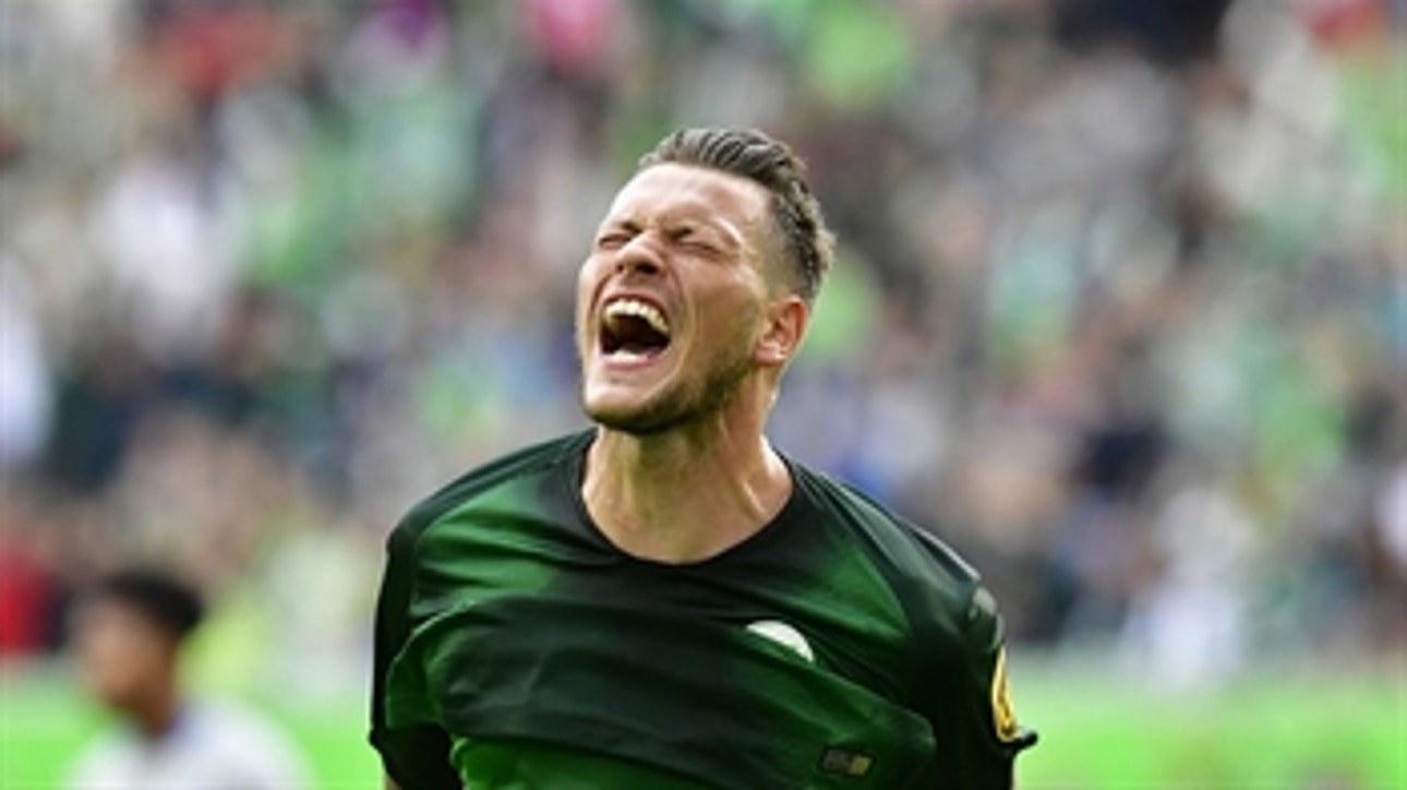 Wolfsburg's Daniel Ginczek scores late goal for a win vs. Schalke 04 | 2018-19 Bundesliga Highlights