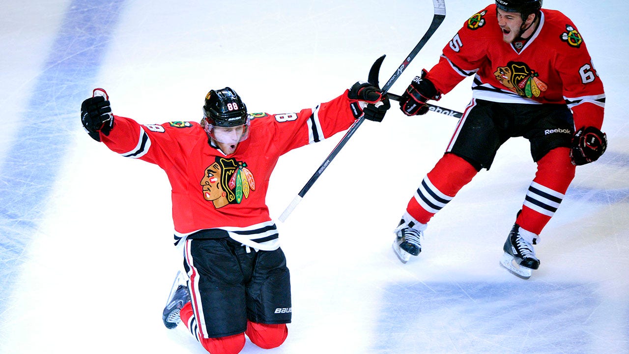Kane's hat trick sends Blackhawks to Stanley Cup Finals