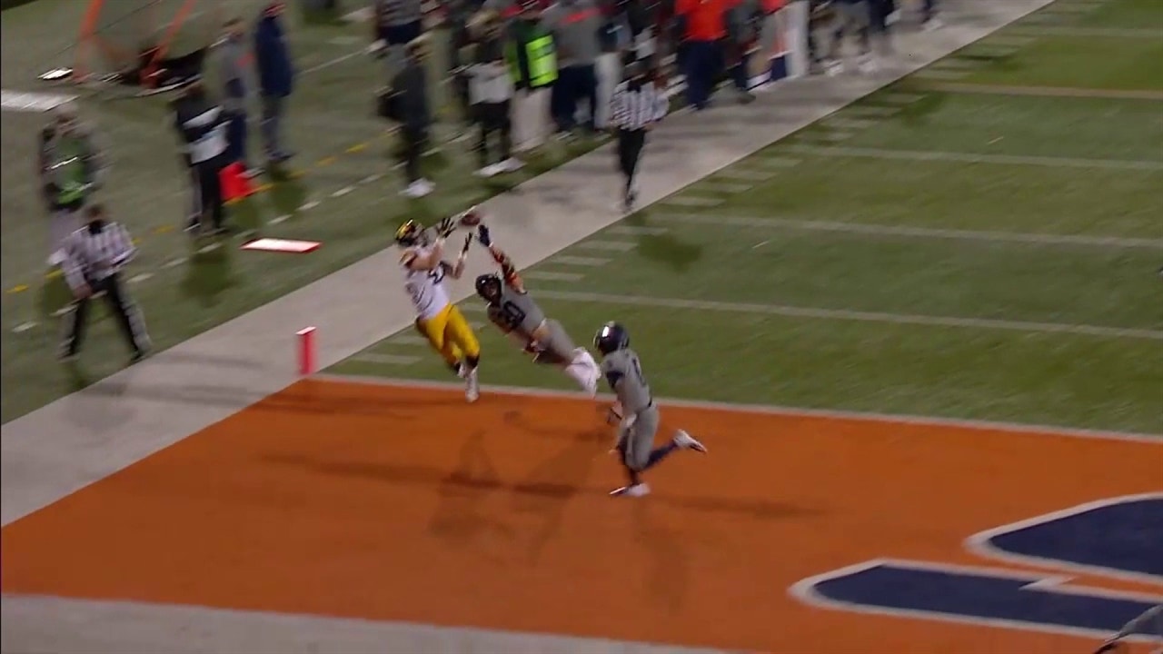 Shaun Beyer scores Iowa's fourth touchdown off of the play fake from Spencer Petras