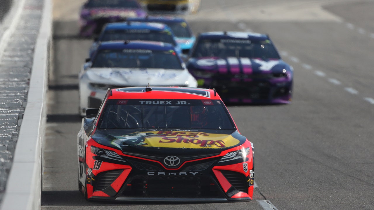 FINAL LAPS: Martin Truex Jr. earns his 29th career victory at Martinsville Speedway