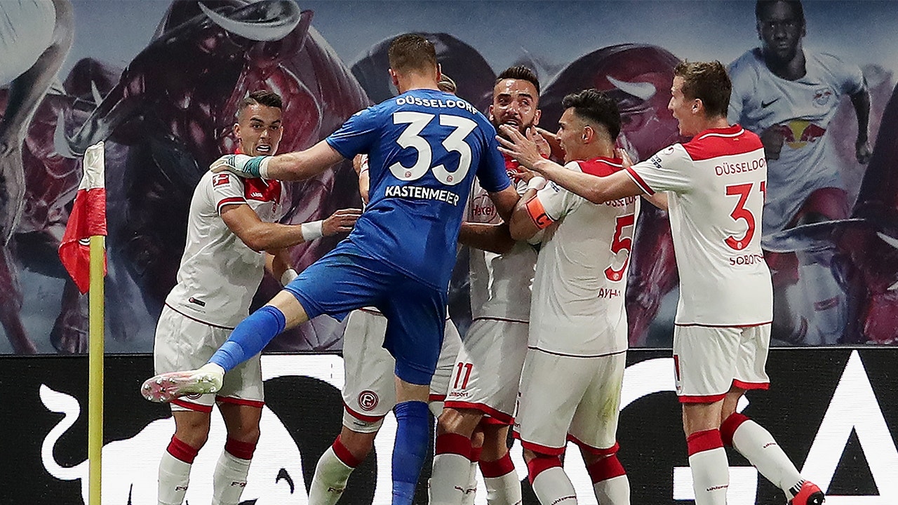 Düsseldorf stuns Leipzig with two goals in final minutes to save season | FOX SOCCER