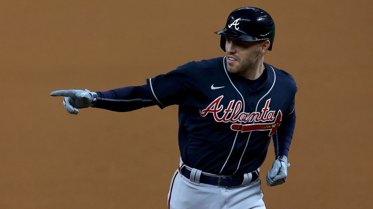 Frank Thomas reacts to Freddie Freeman home run using Samsung Galaxy 5G View app