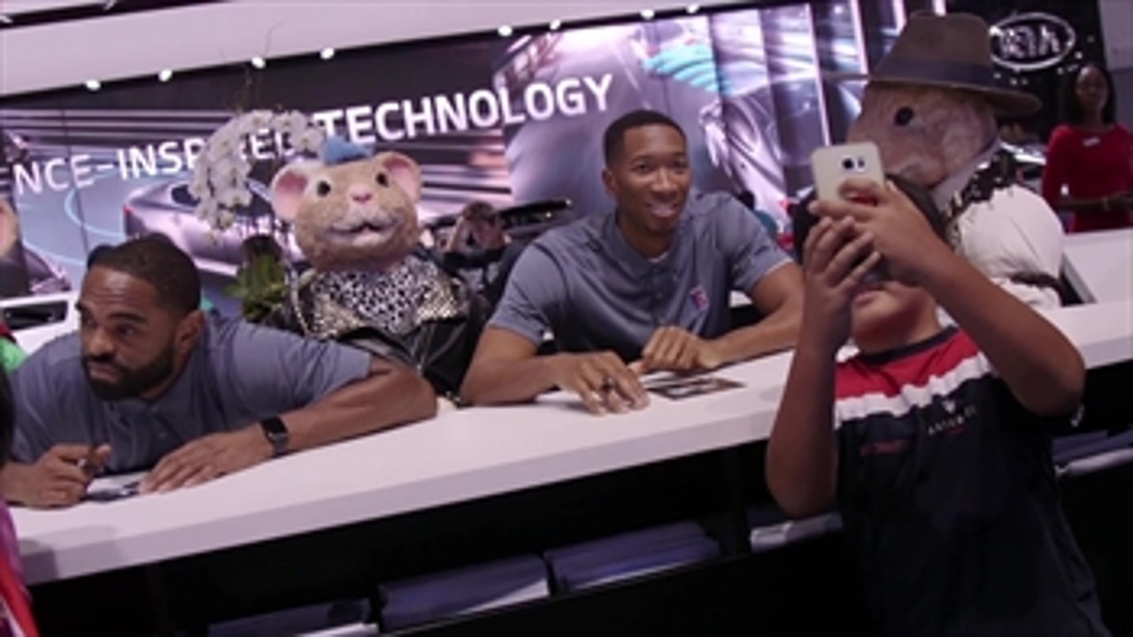 Clippers Weekly: Hanging with the team at the LA Auto Show