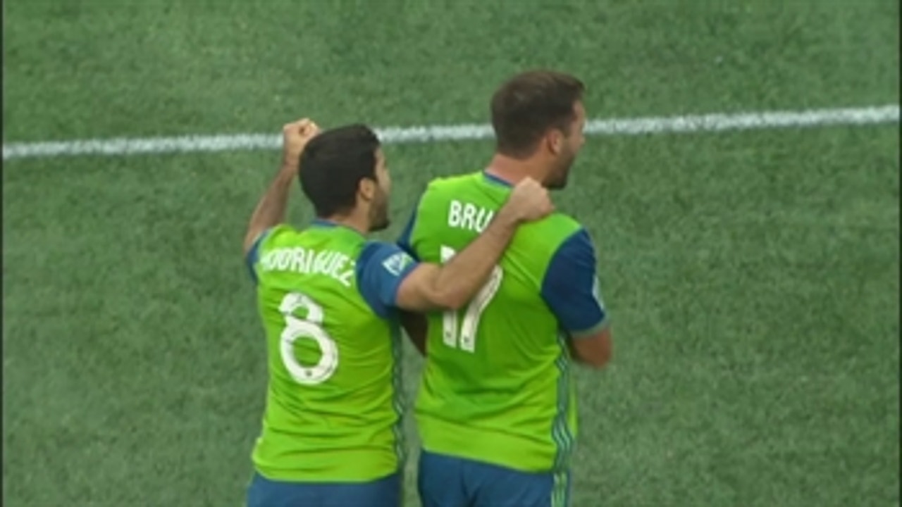Will Bruin extends Seattle's lead to 2-0 | 2017-18 MLS Highlights