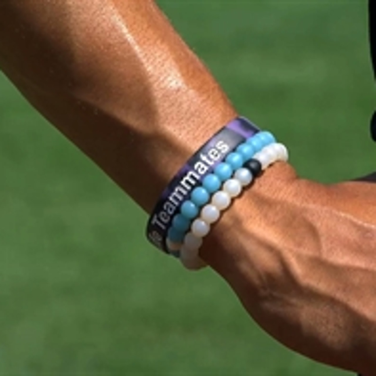 Betts supports Will To Live Foundation with wristbands
