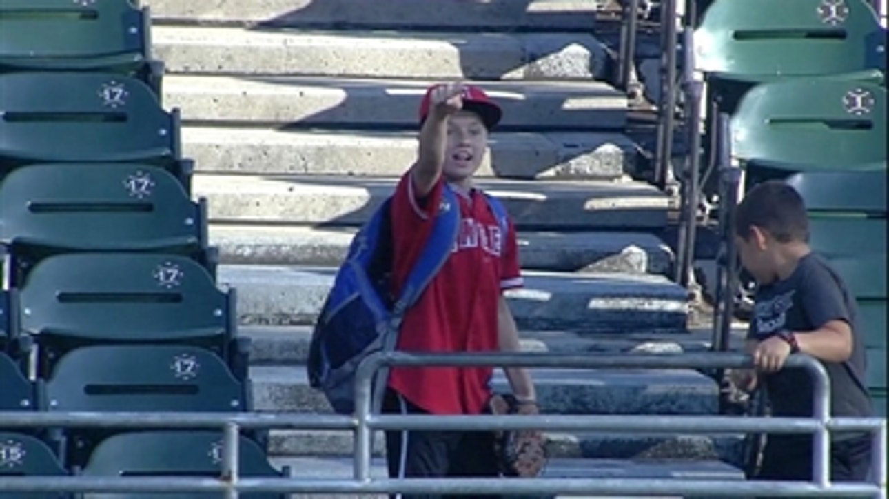 Mike Trout makes young fan's day