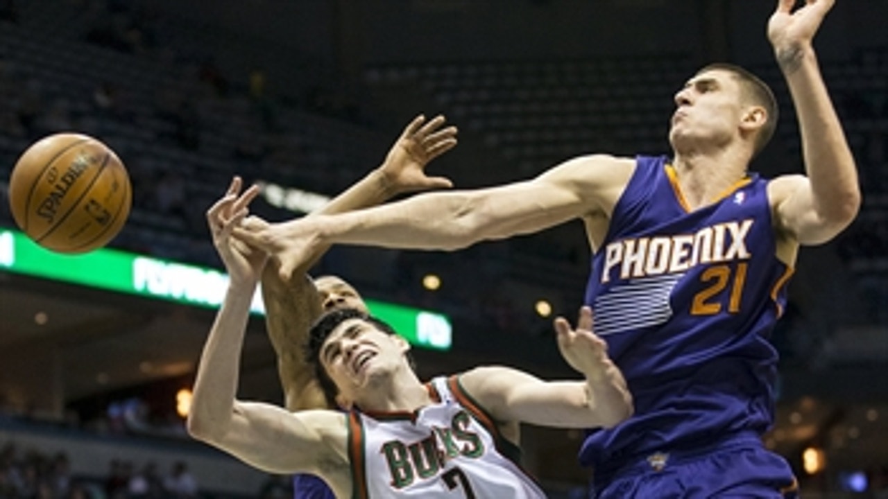 Suns get hard-fought win over Bucks