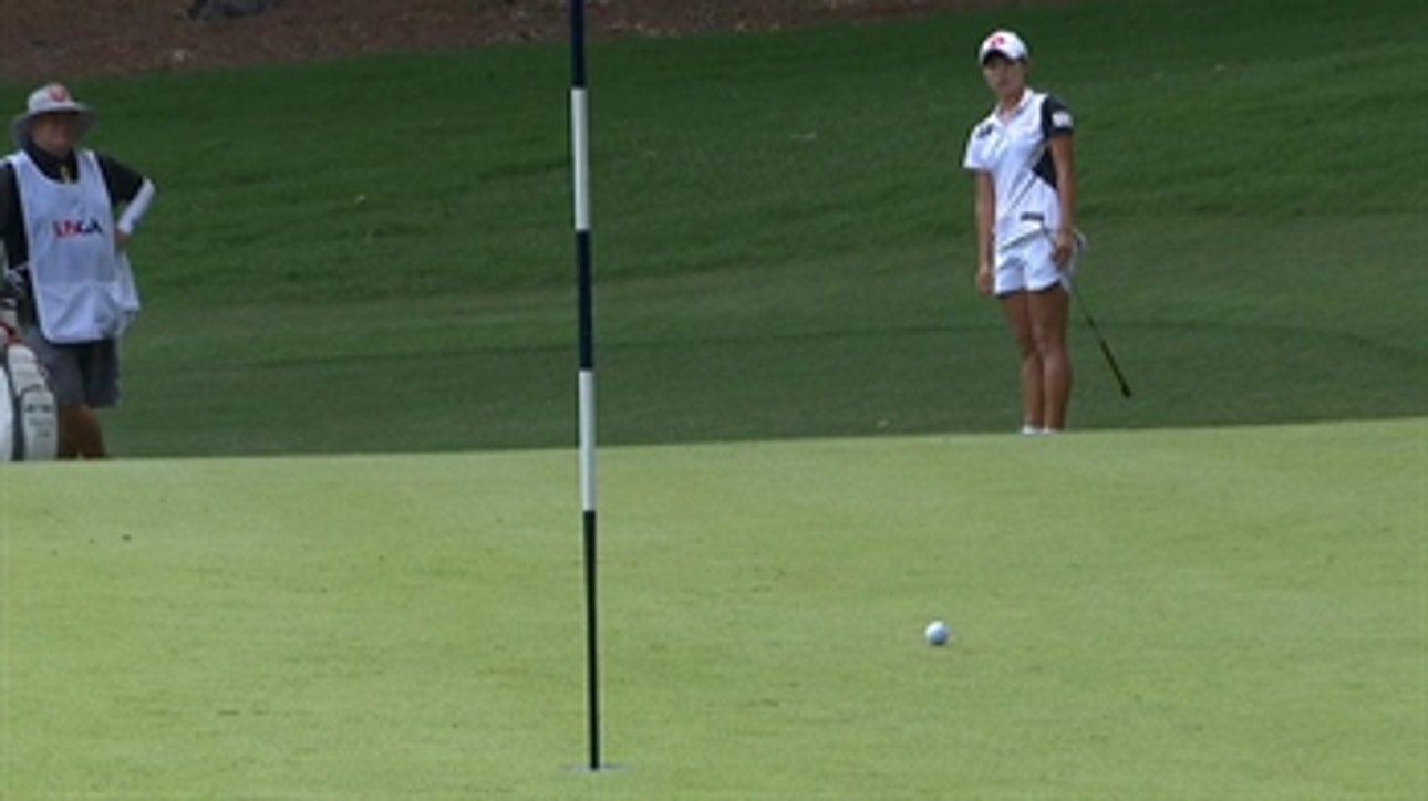 Hyo Joo Kim sinks long birdie putt to move within 1 stroke of the lead