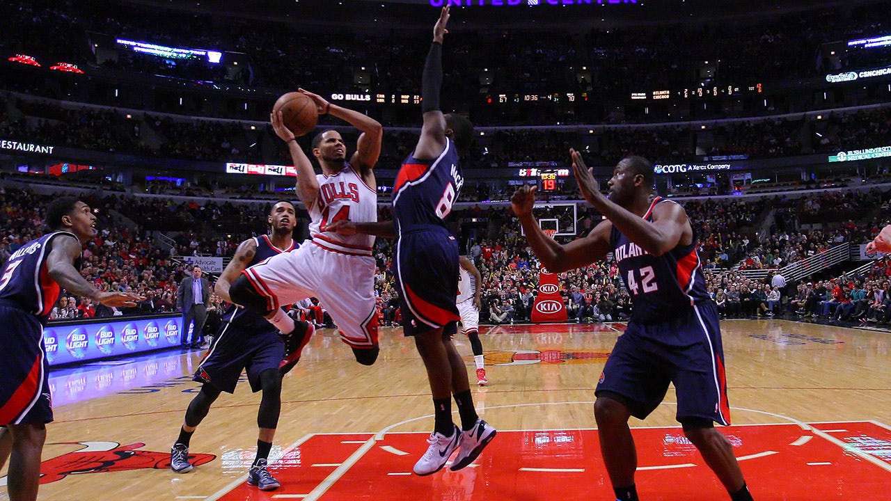 Hawks edged out by Bulls
