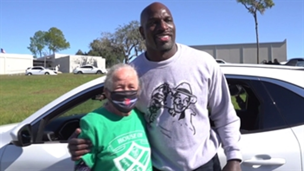 Titus O’Neil presents special holiday gift from Bullard Family Foundation