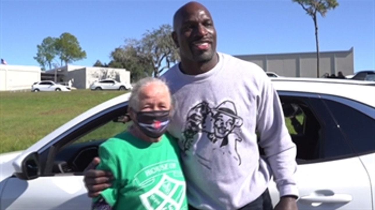 Titus O'Neil presents special holiday gift from Bullard Family Foundation