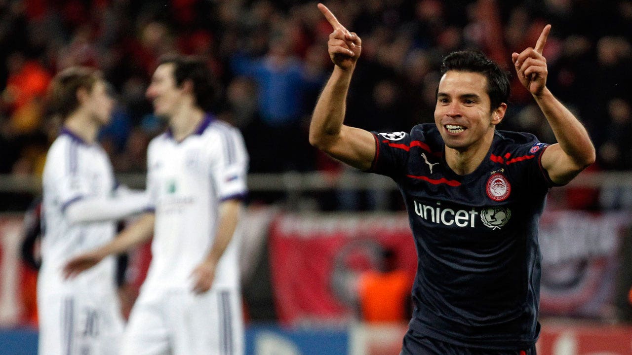 Saviola brace gives Olympiakos 2-1 lead