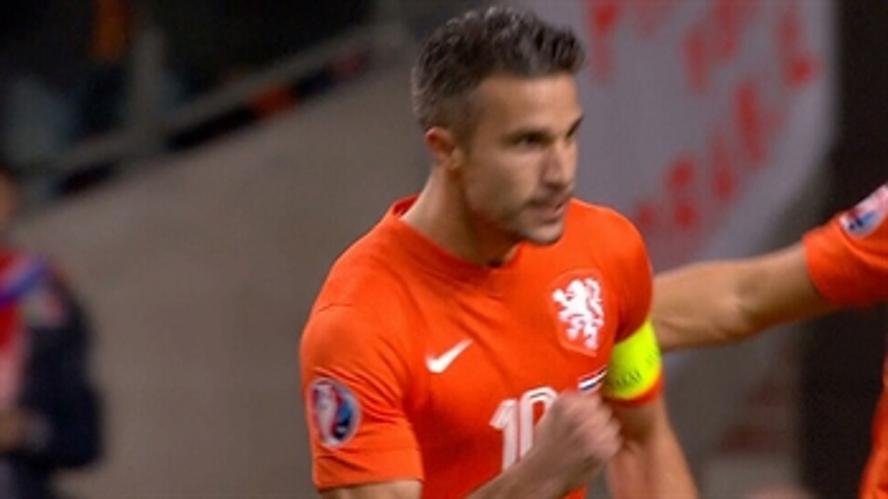 Van Persie's header gives Netherlands 1-0 lead