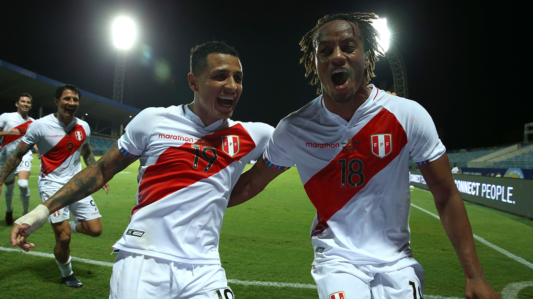 Yoshimar Yotún's deflected shot gives Peru 3-2 lead late in the 2nd half vs. Paraguay