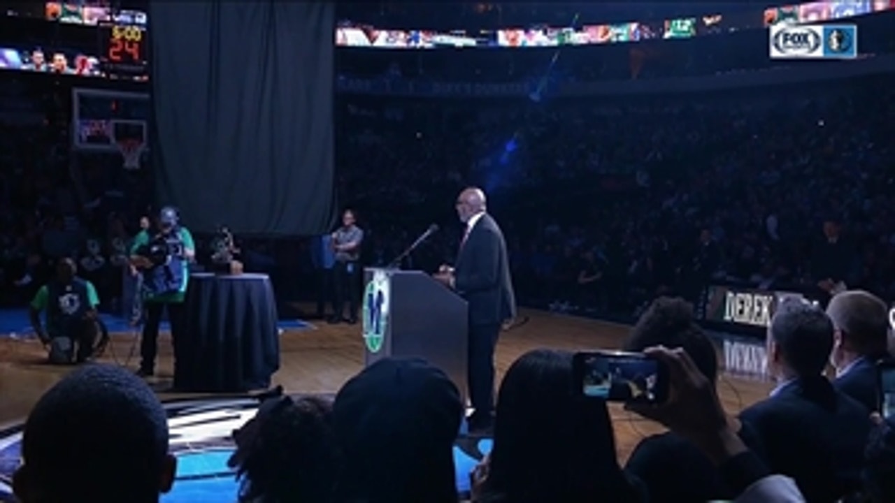 Derek Harper addresses the crowd on his retirement night