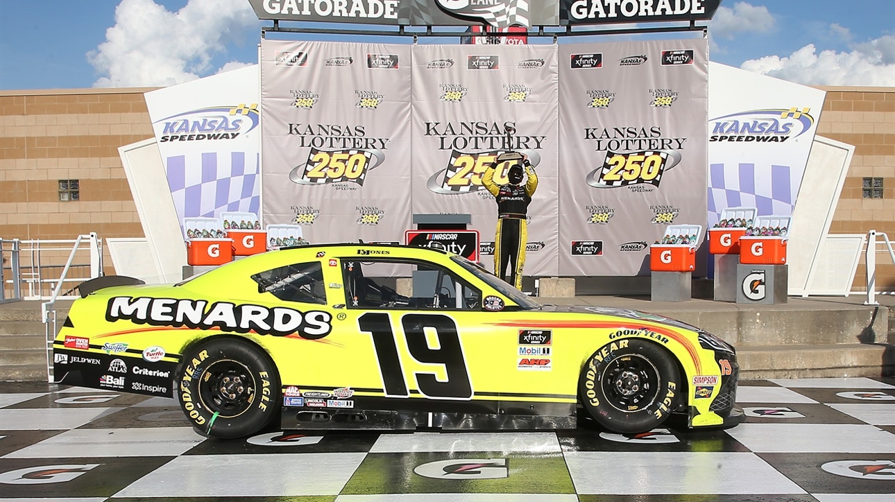 LAST LAPS: Brandon Jones fights for the finish in Kansas against Austin Cendric