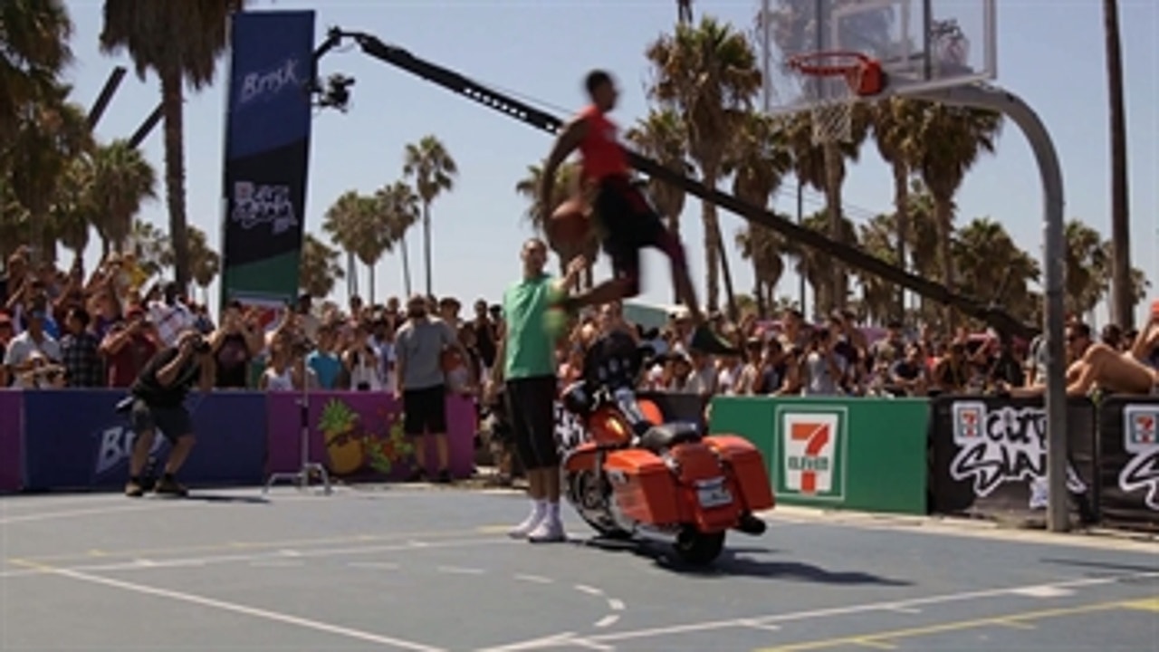 Guy Dupuy floors Zach Lavine and Julius Randle at Venice Beach dunk contest
