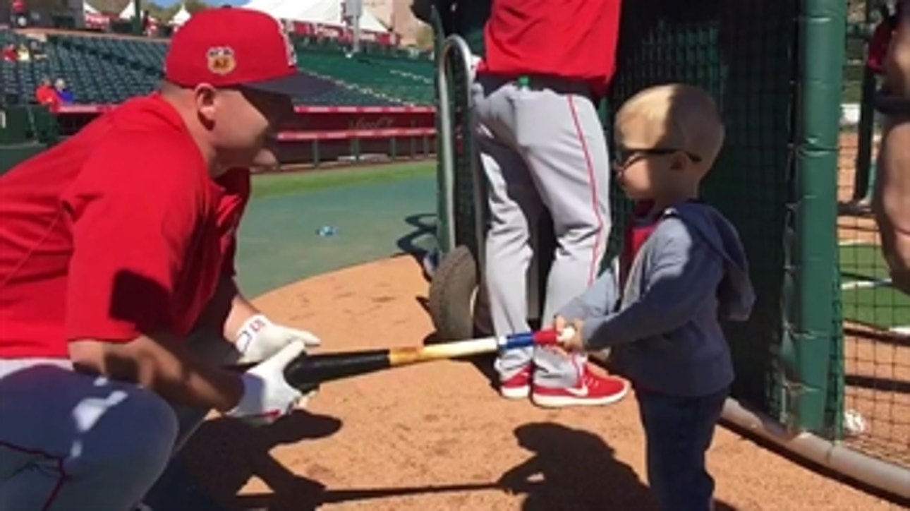 Mike Trout gives hitting advice to young son of Angels GM