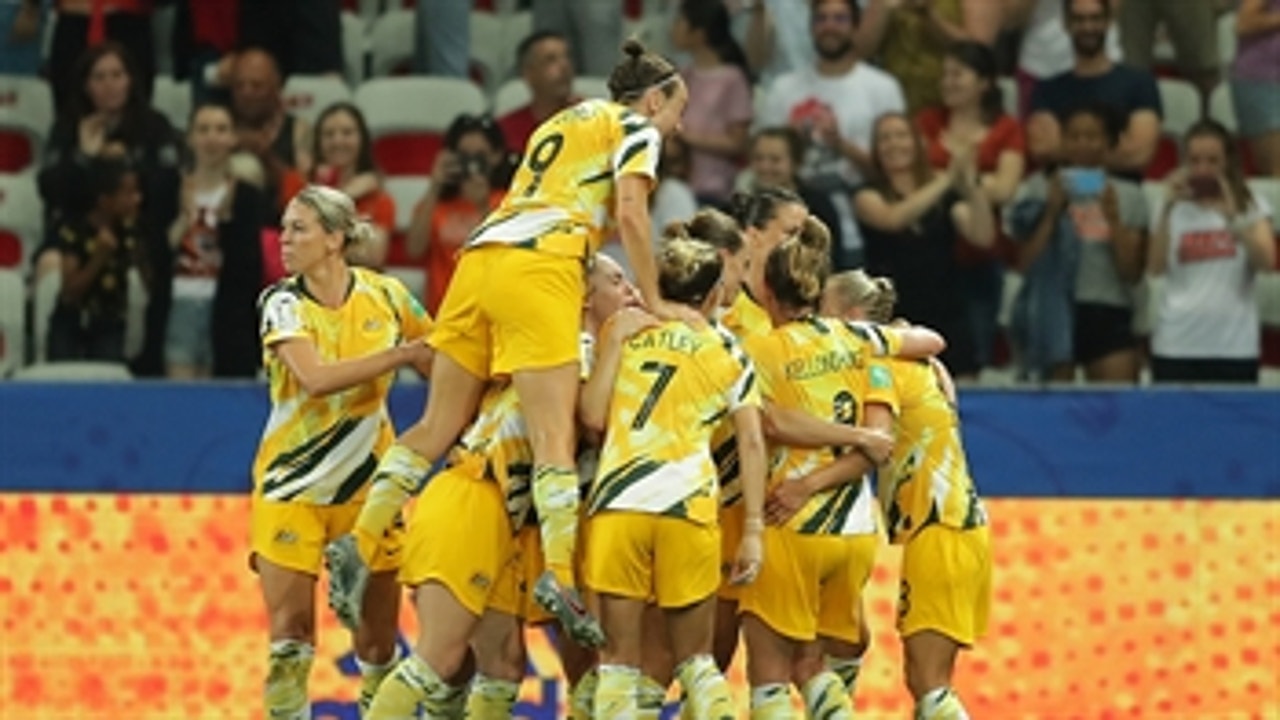 Australia's Elise Kellond-Knight scores the corner kick vs. Norway | 2019 FIFA Women's World Cup™