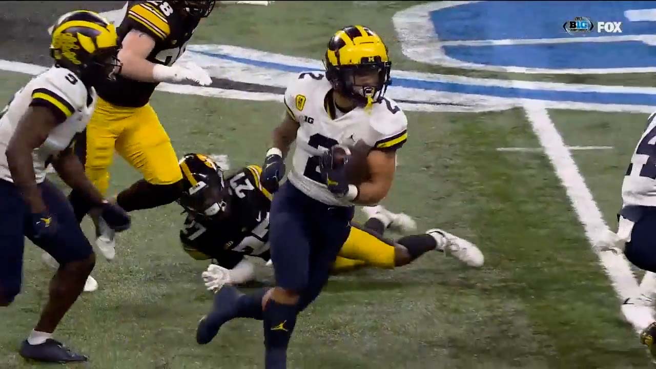 Blake Corum takes it 67 yards to the house to give Michigan a 7-0 lead