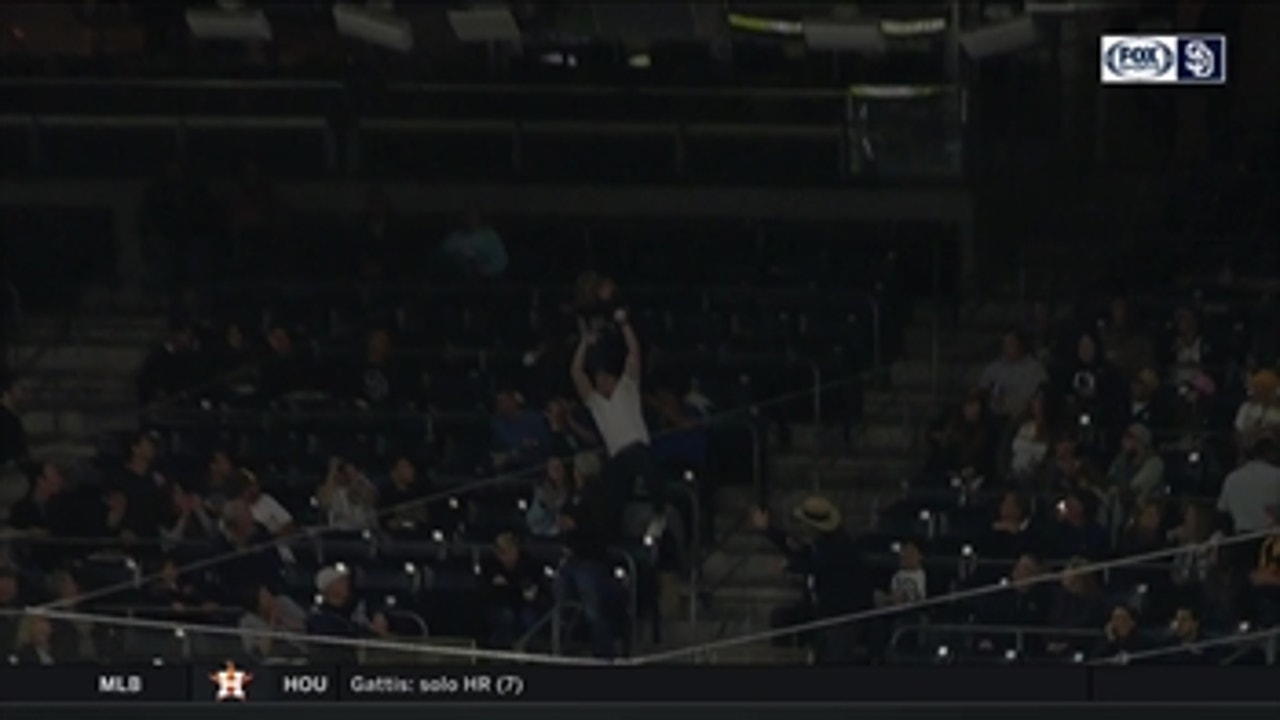 Fan makes great one-handed catch on foul ball