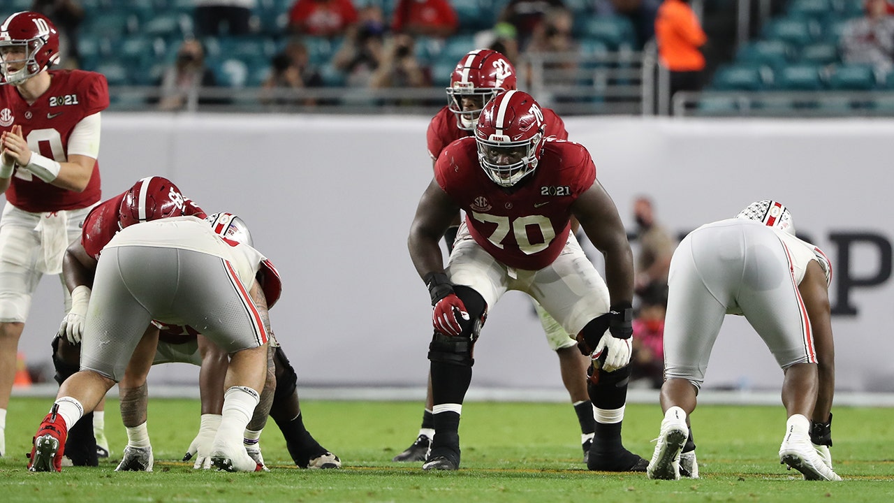 The Raiders add OL Alex Leatherwood with the 17th pick
