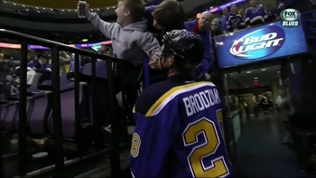 Brodziak takes selfie with fan after Blues beat Canucks