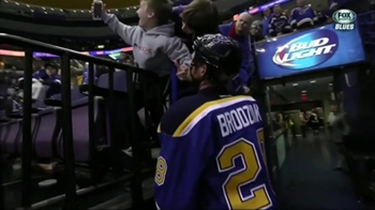 Brodziak takes selfie with fan after Blues beat Canucks