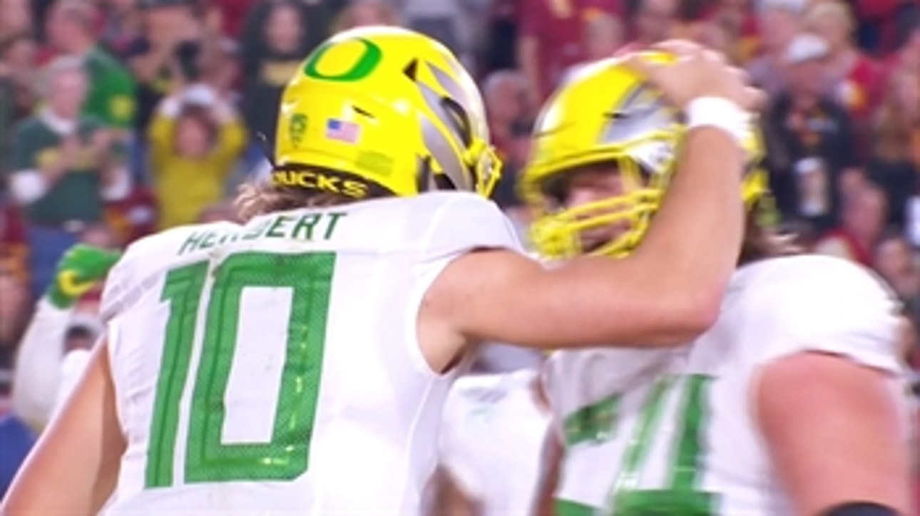 Justin Herbert scrambles for touchdown to help No. 7 Oregon cut into USC lead