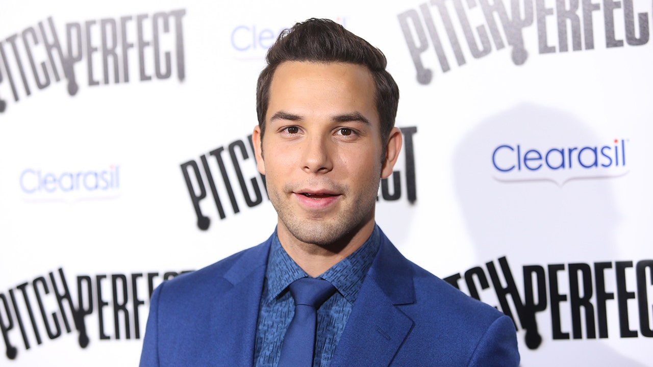 Skylar Astin gives his version of 'I am a Real American' | WWE on FOX