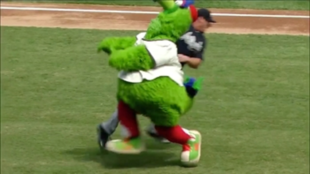 Braves' Anthony Recker wrestles Phillie Phanatic 